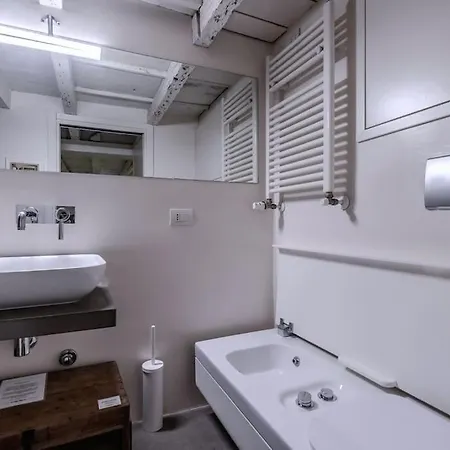 Duomo 8 Min Walk - Sauna Privata, Design & Wi-fi מילאנו